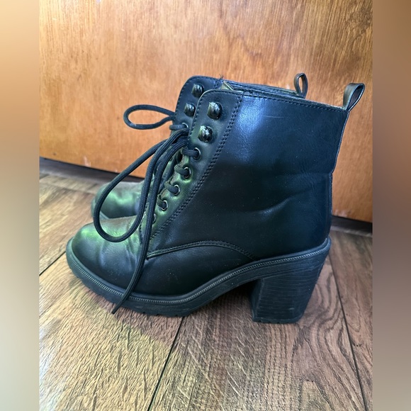Women’s size 7 heeled bootie - Picture 2 of 2
